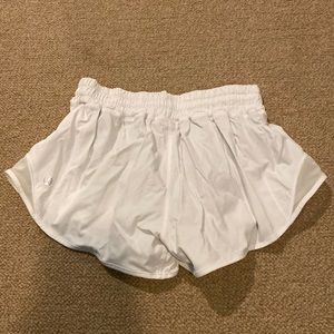 Women’s 2.5 Inch White Hotty Hot Lululemon Short - Size 4 Regular